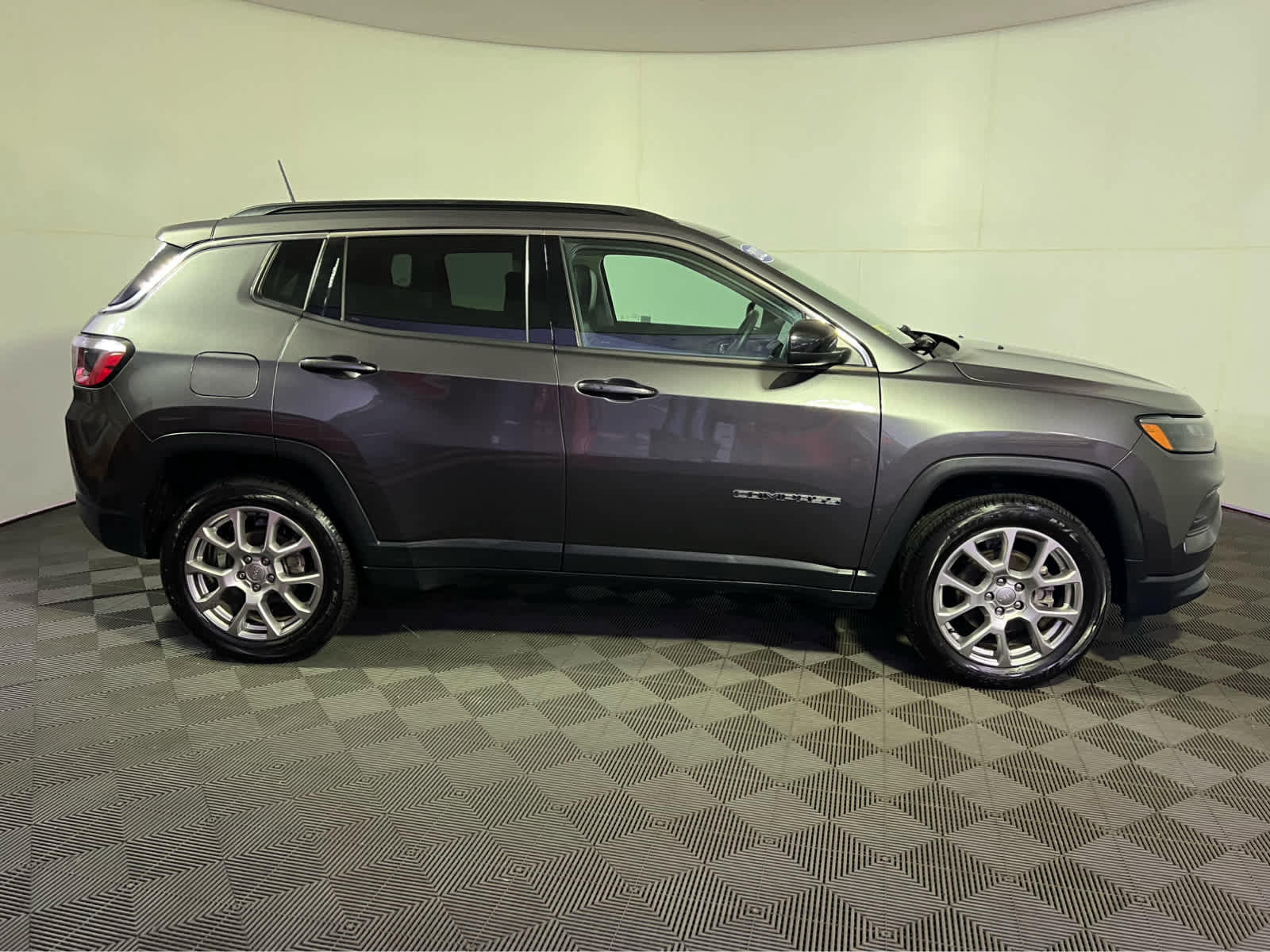 Used 2022 Jeep Compass Latitude w/ Sun and Sound Group image 8