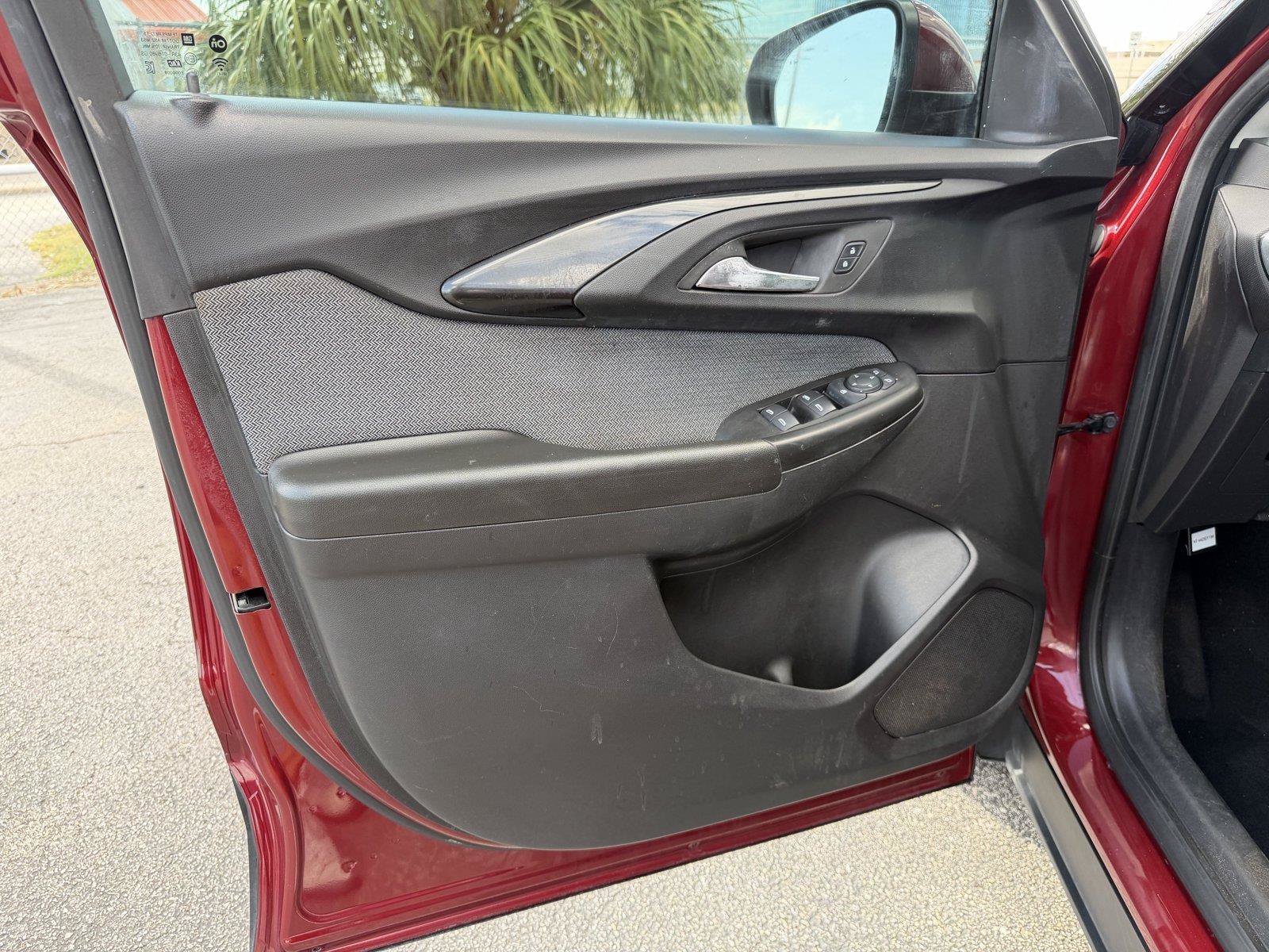 Used 2023 Chevrolet TrailBlazer LT w/ Convenience Package FWD image 12