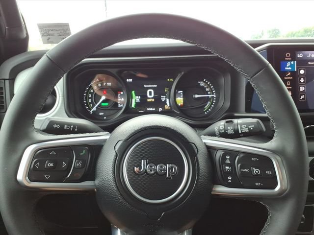 Used 2025 Jeep Wrangler Unlimited Sahara w/ Safety Group AWD/4WD image 17