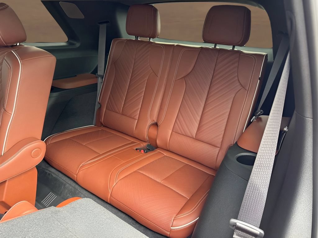 New 2027 Cadillac Vistiq Platinum w/ LPO, Floor Liner Package AWD/4WD image 19