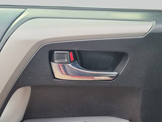 Used 2018 Toyota RAV4 XLE FWD image 18