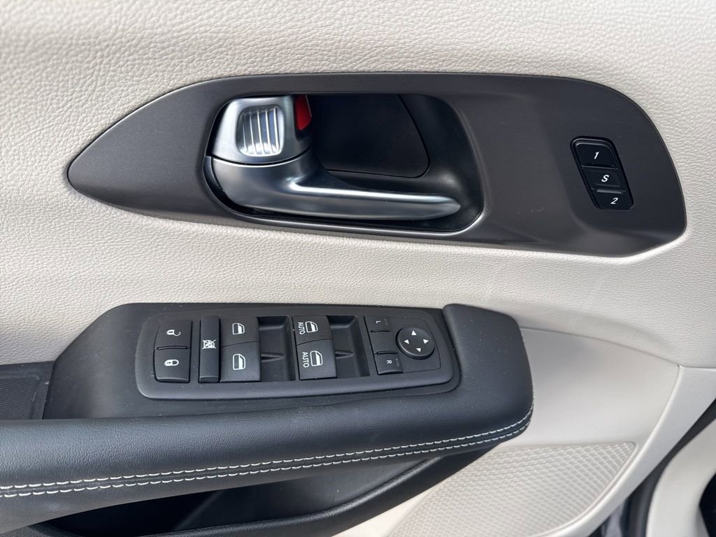 Used 2024 Chrysler Pacifica Touring-L image 14