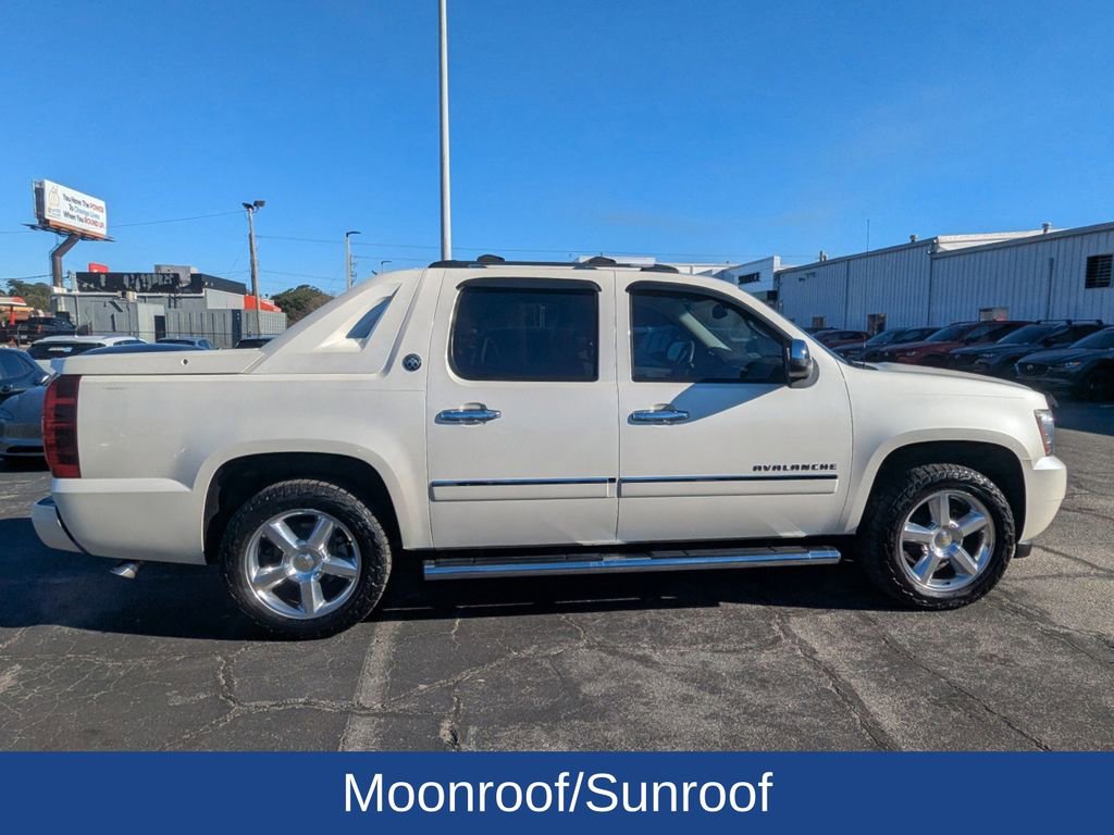 Used 2013 Chevrolet Avalanche LTZ image 3