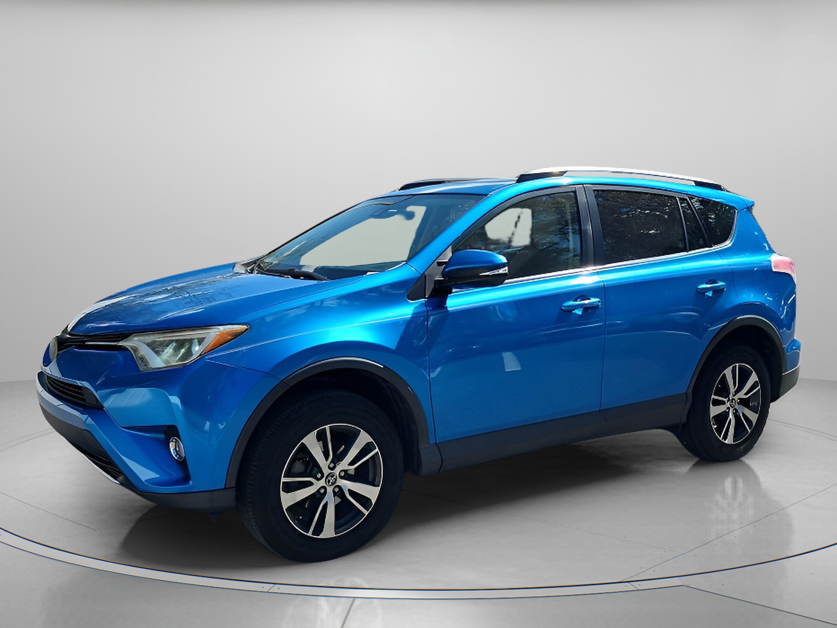Used 2018 Toyota RAV4 XLE image 2