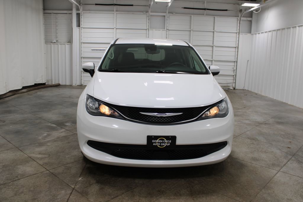 Used 2023 Chrysler Voyager LX image 3