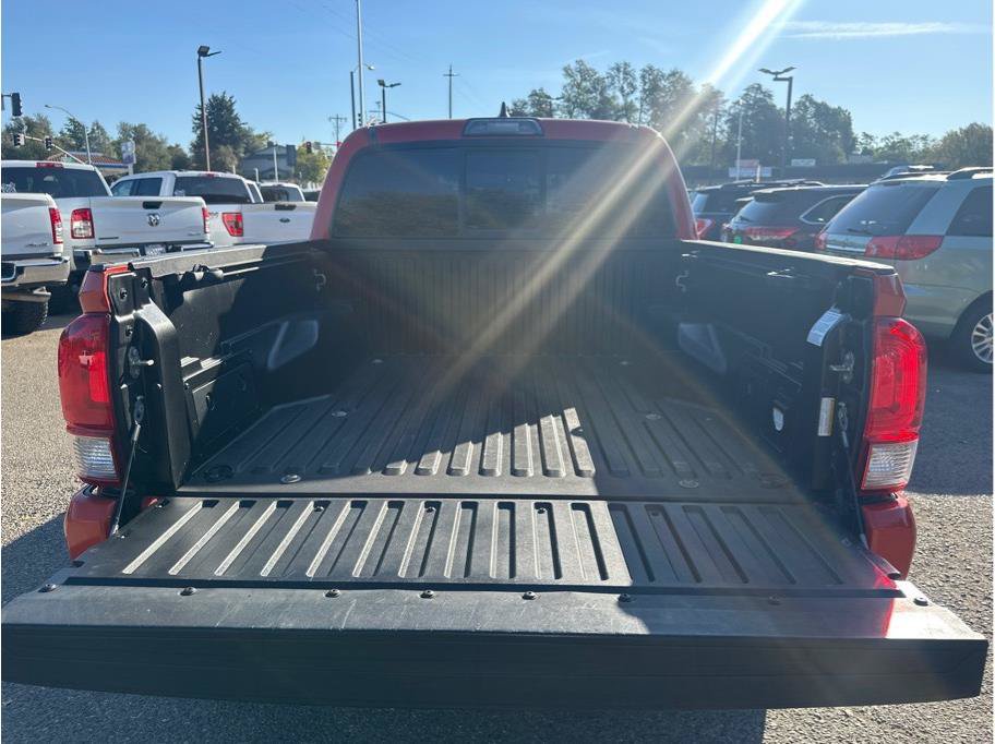Used 2016 Toyota Tacoma TRD Sport w/ Towing Package RWD image 7
