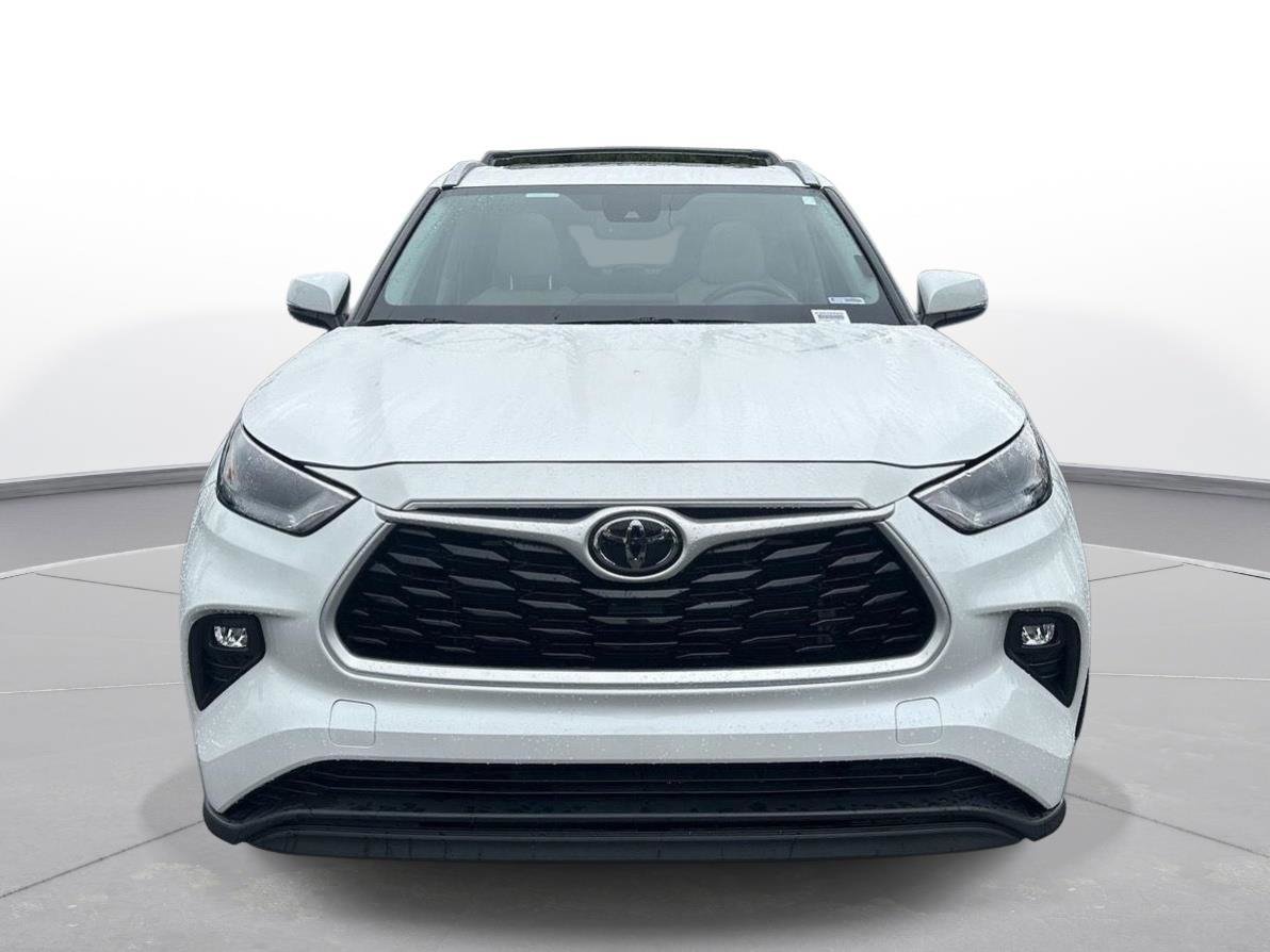 Used 2024 Toyota Highlander XLE FWD image 2