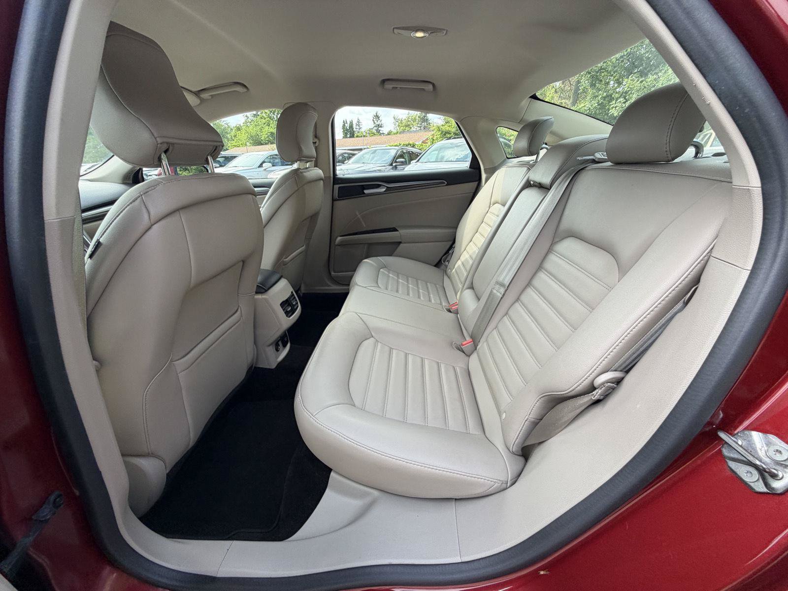Used 2017 Ford Fusion SE w/ Fusion SE Technology Package FWD image 22