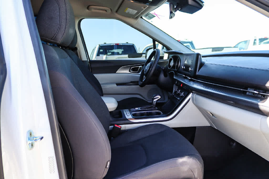 Used 2023 Kia Carnival LX FWD image 15