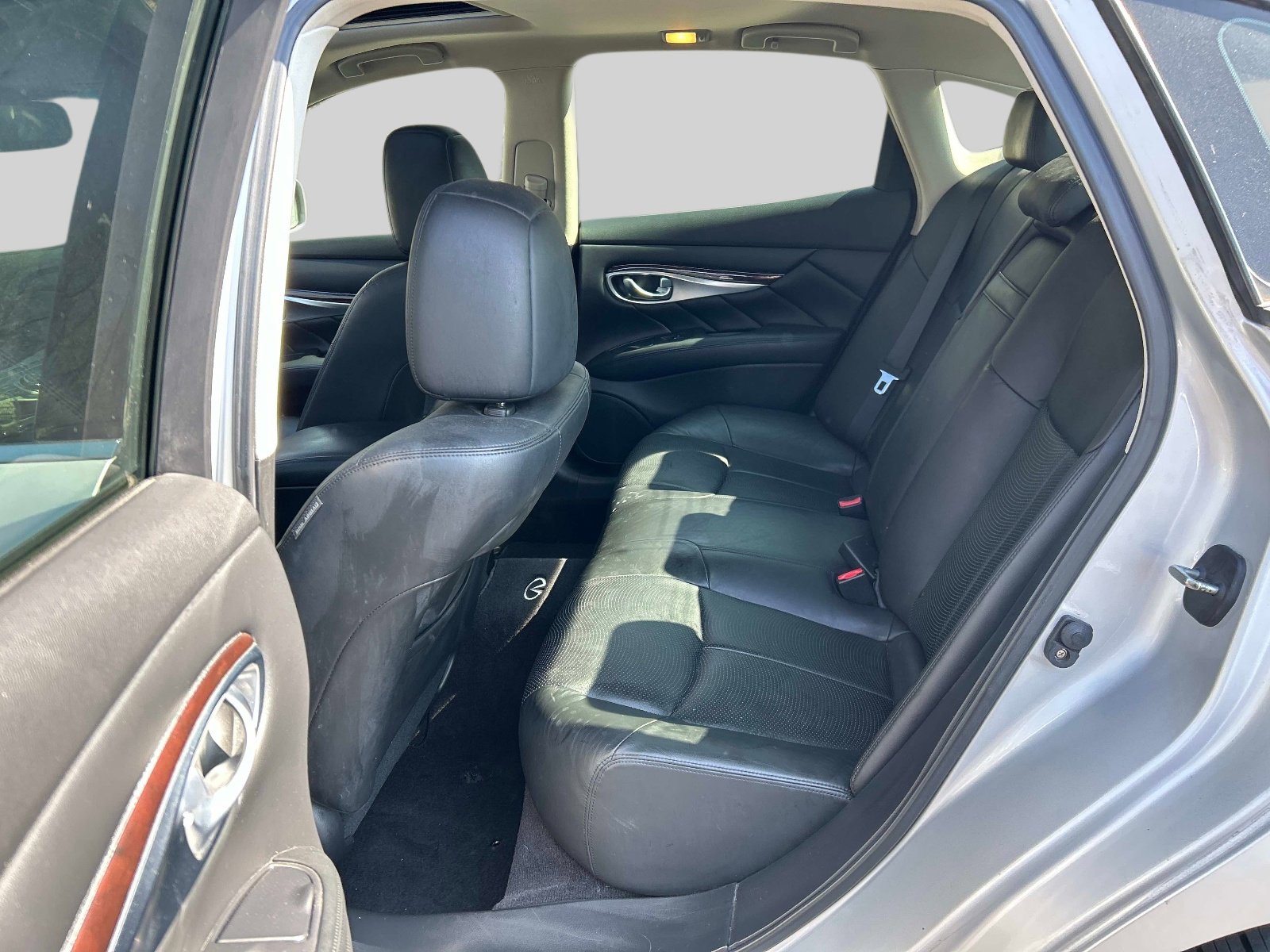 Used 2011 INFINITI M37 w/ Premium Pkg image 12