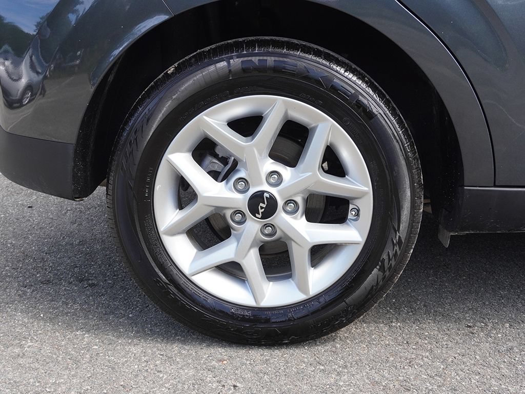 Used 2025 Kia Soul LX w/ LX Technology Package FWD image 14