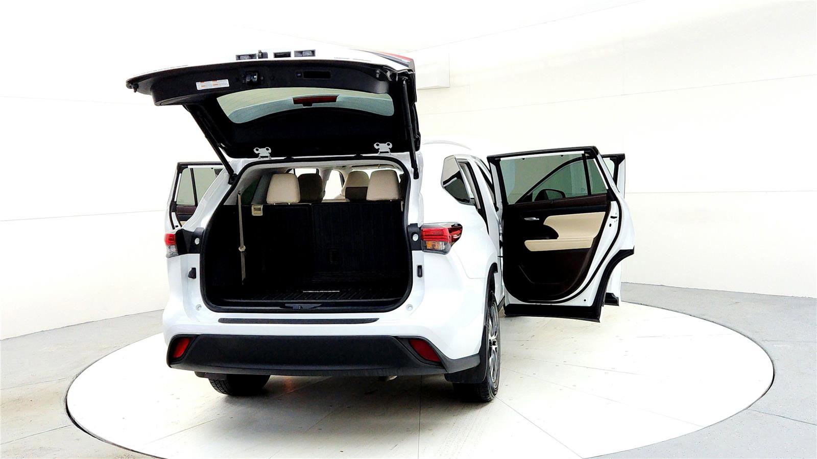 Used 2022 Toyota Highlander XLE image 11