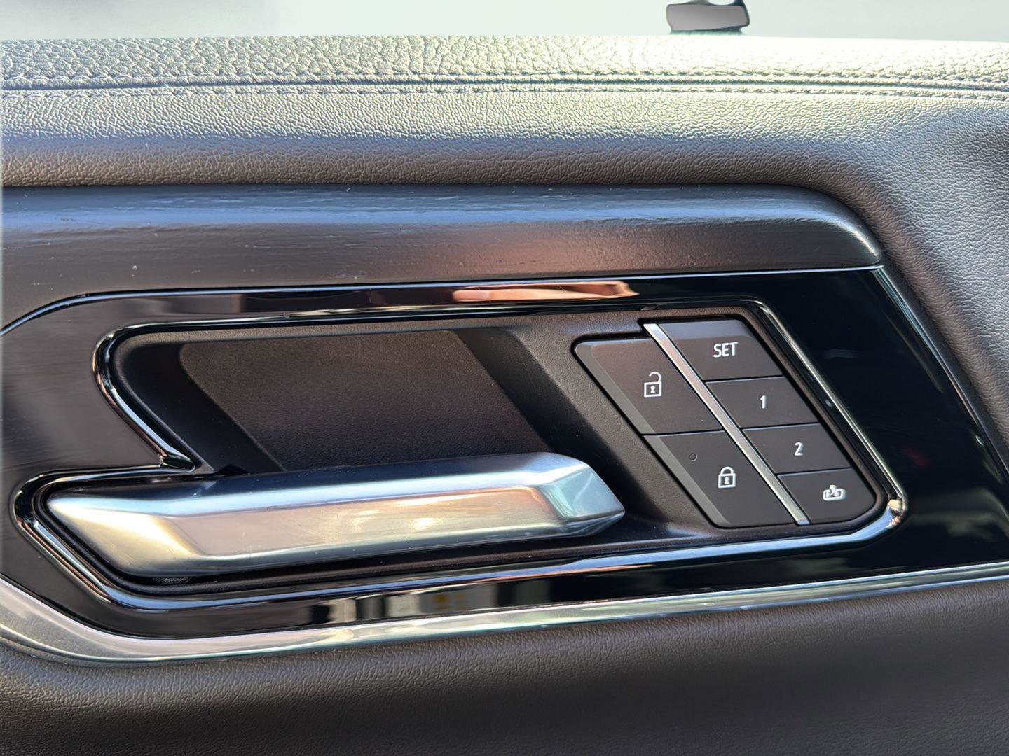 Used 2025 GMC Yukon Denali w/ Sun & Power Step Package image 12