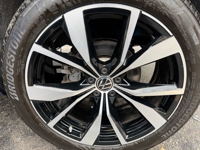 Used 2024 Volkswagen Atlas Cross Sport SEL Premium R-Line image 8