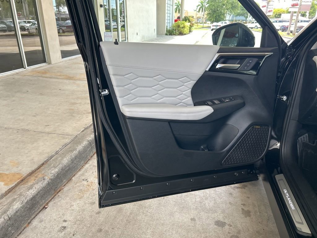 New 2025 Mitsubishi Outlander SEL image 37