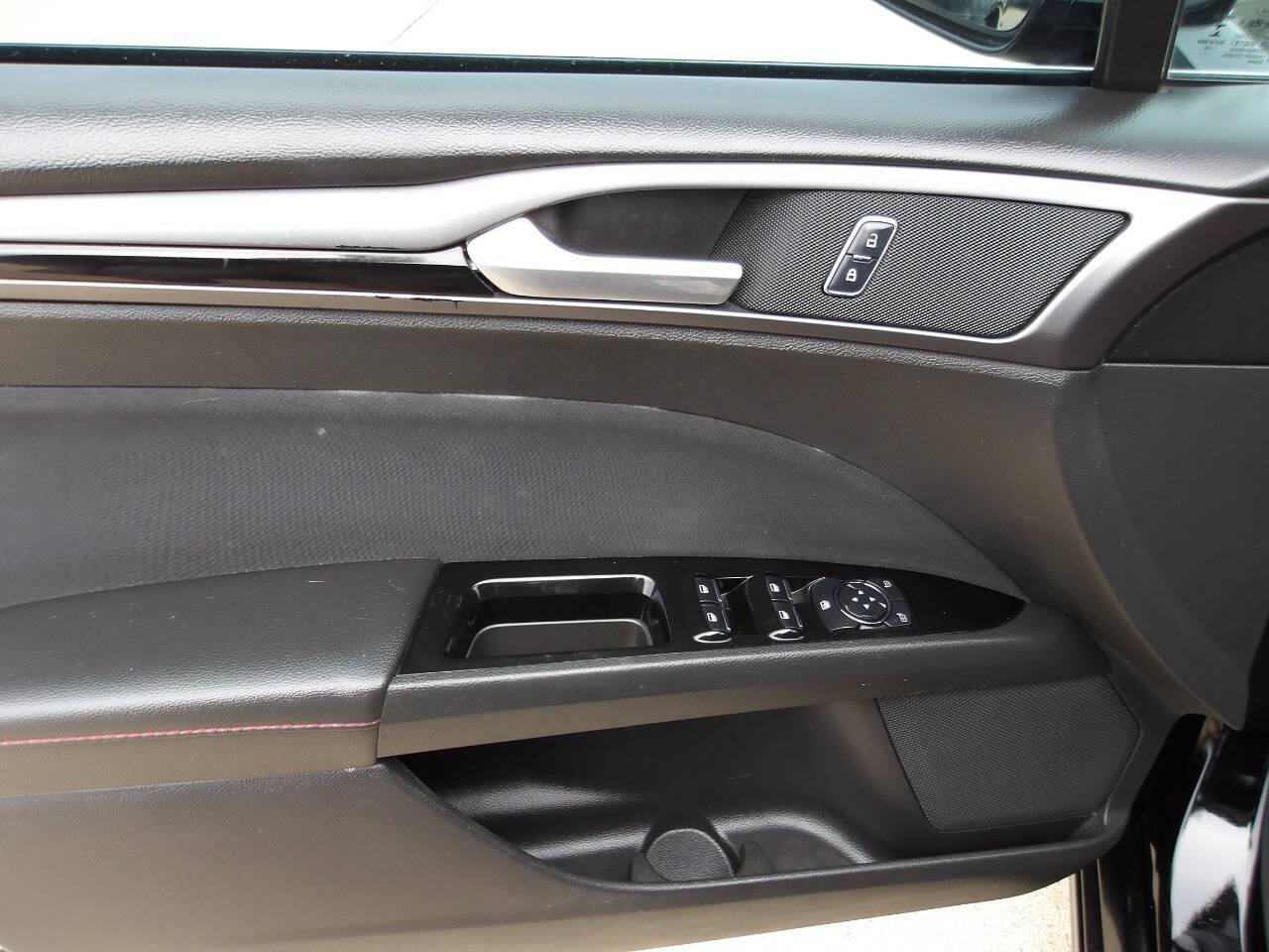 Used 2016 Ford Fusion SE FWD image 18