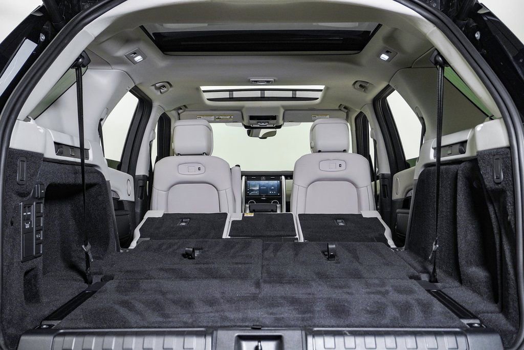 Used 2025 Land Rover Discovery S image 29