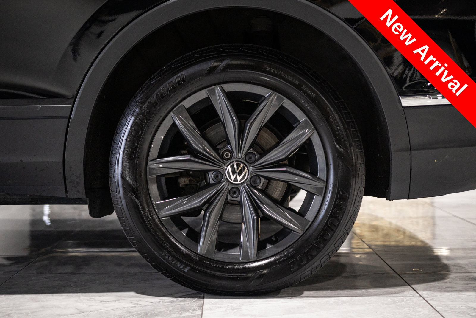 Used 2024 Volkswagen Tiguan SE AWD/4WD image 32