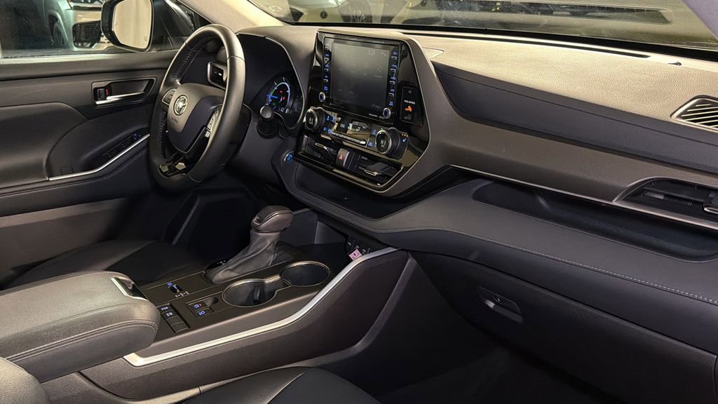 Used 2021 Toyota Highlander XLE image 11