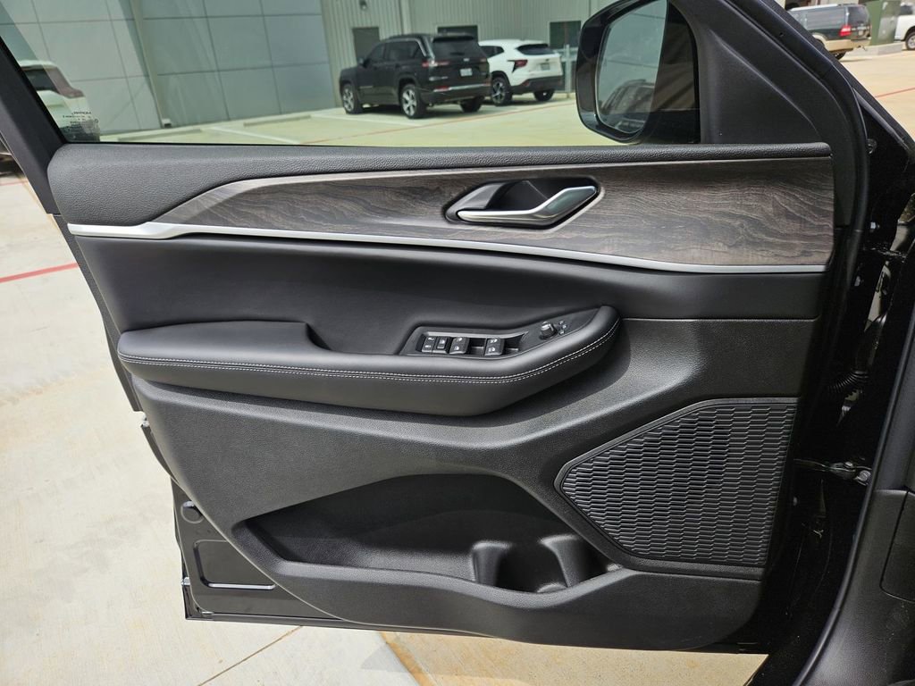 New 2026 Jeep Grand Cherokee Altitude RWD image 9