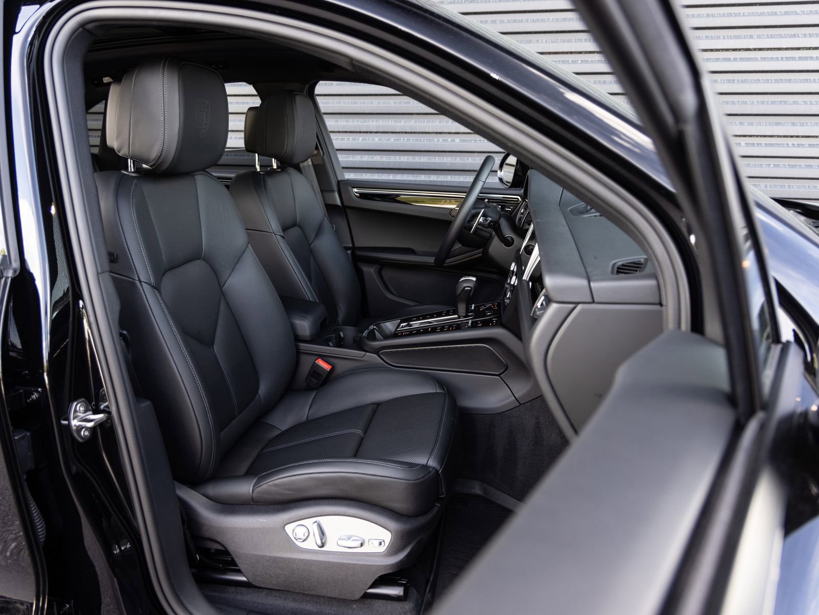 Certified 2025 Porsche Macan image 33