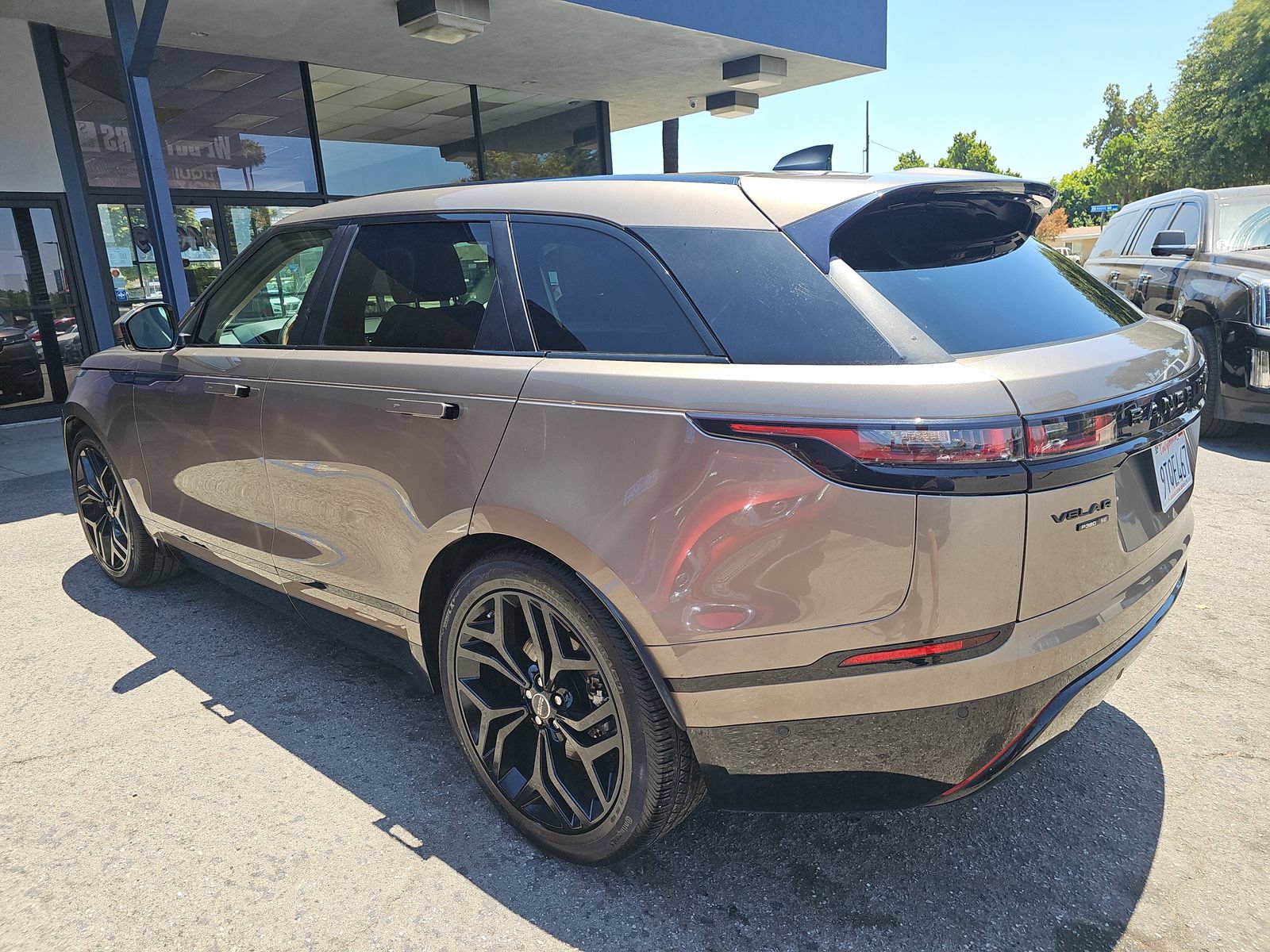 Used 2018 Land Rover Range Rover Velar R-Dynamic SE AWD/4WD image 8