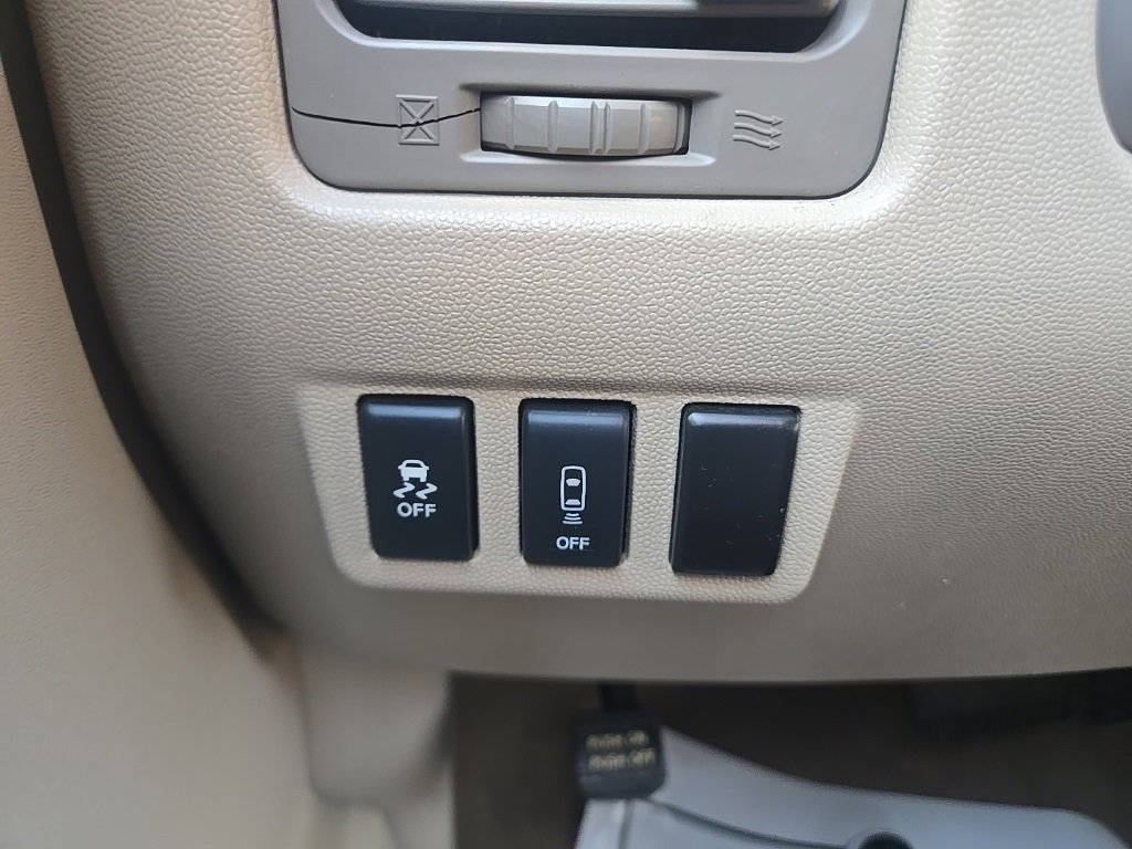 Used 2015 Nissan Titan SV w/ SV Value Truck Package image 17