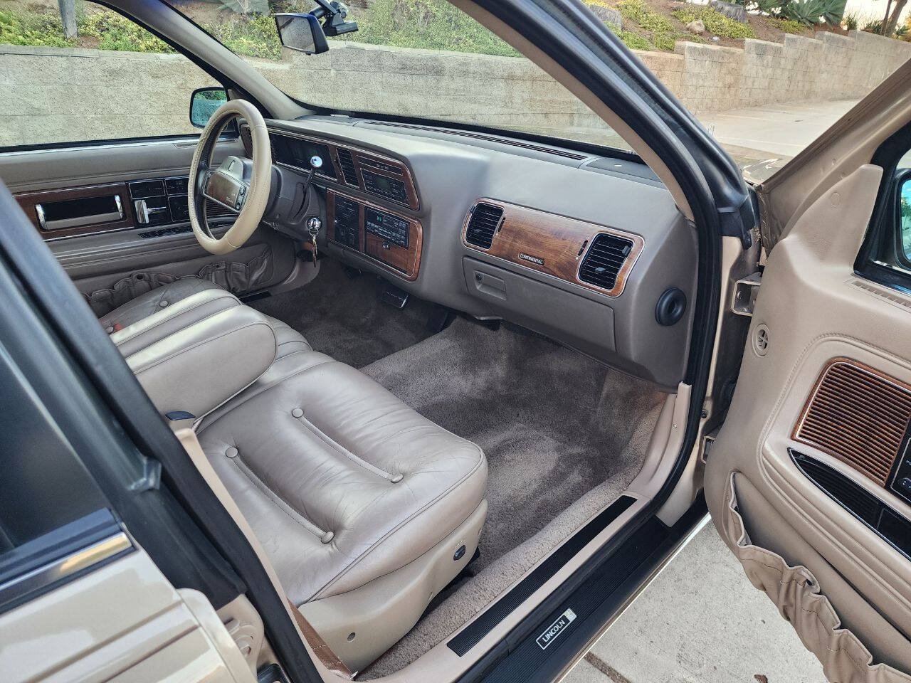 Used 1988 Lincoln Continental Signature FWD image 31