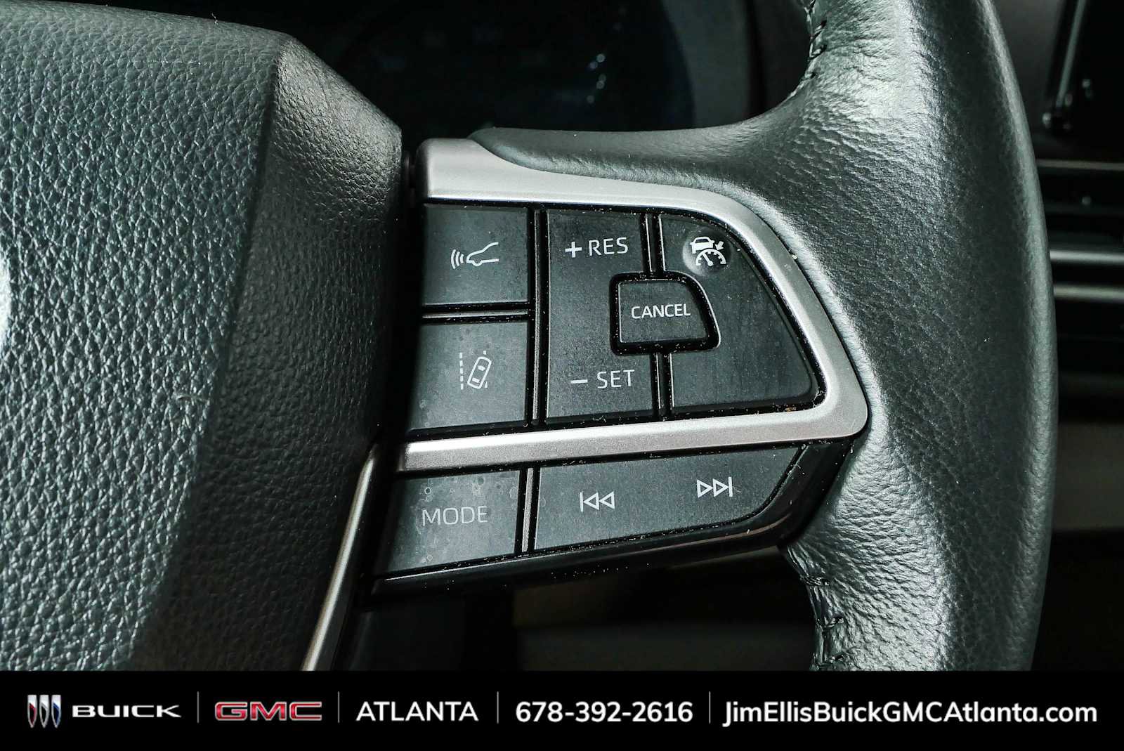 Used 2024 Toyota Sienna XLE FWD image 11