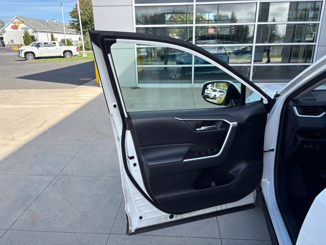 Used 2025 Toyota RAV4 XLE AWD/4WD image 25