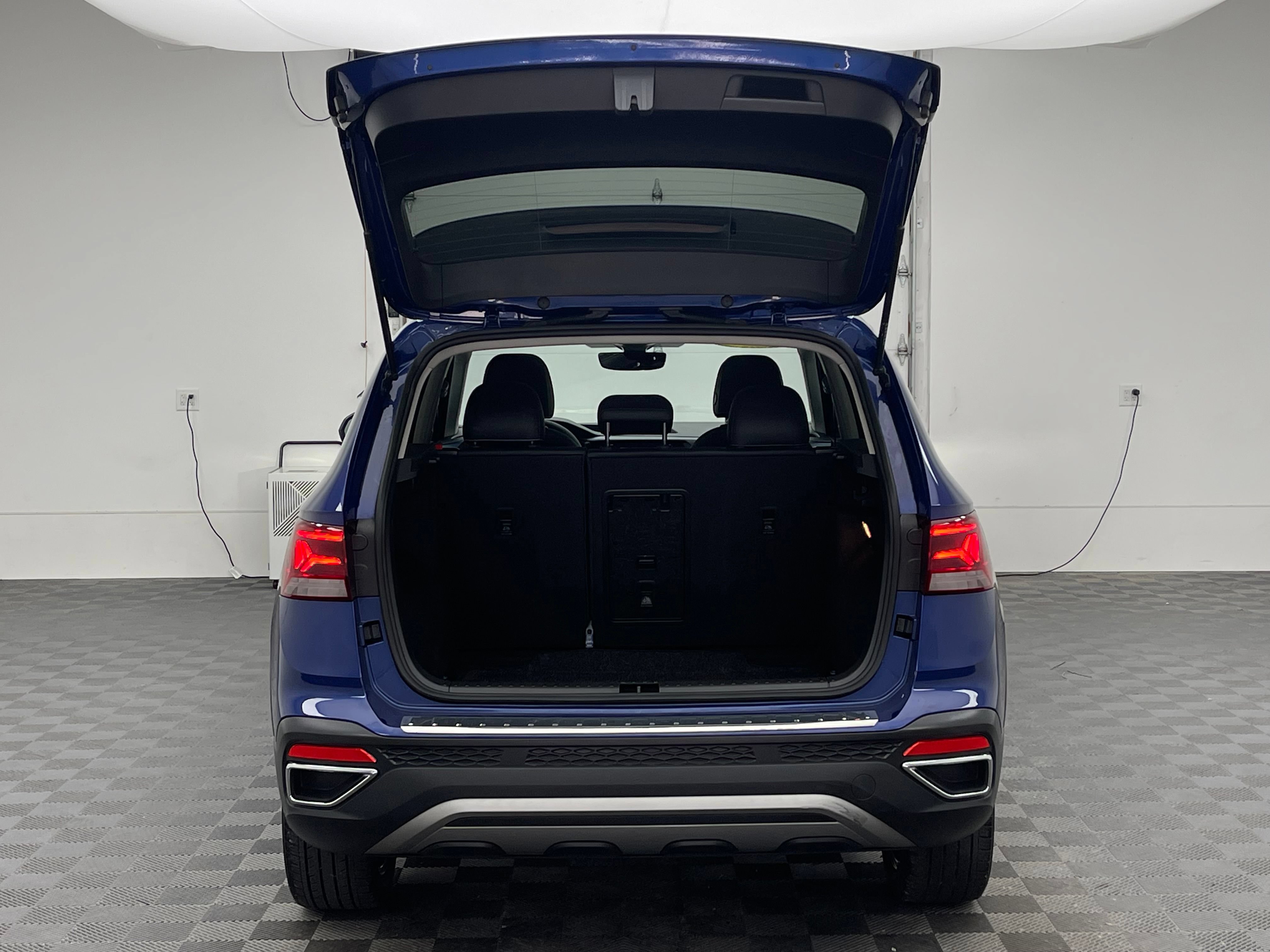 Used 2022 Volkswagen Taos SE w/ Panoramic Sunroof Package FWD image 9