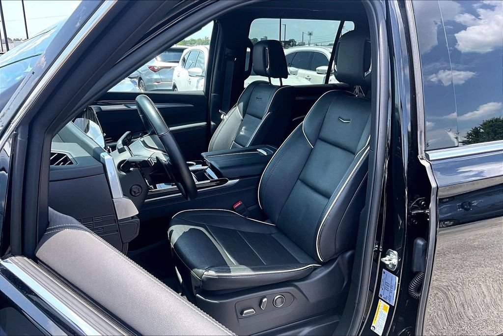 Used 2025 Cadillac Escalade ESV Premium Luxury AWD/4WD image 34