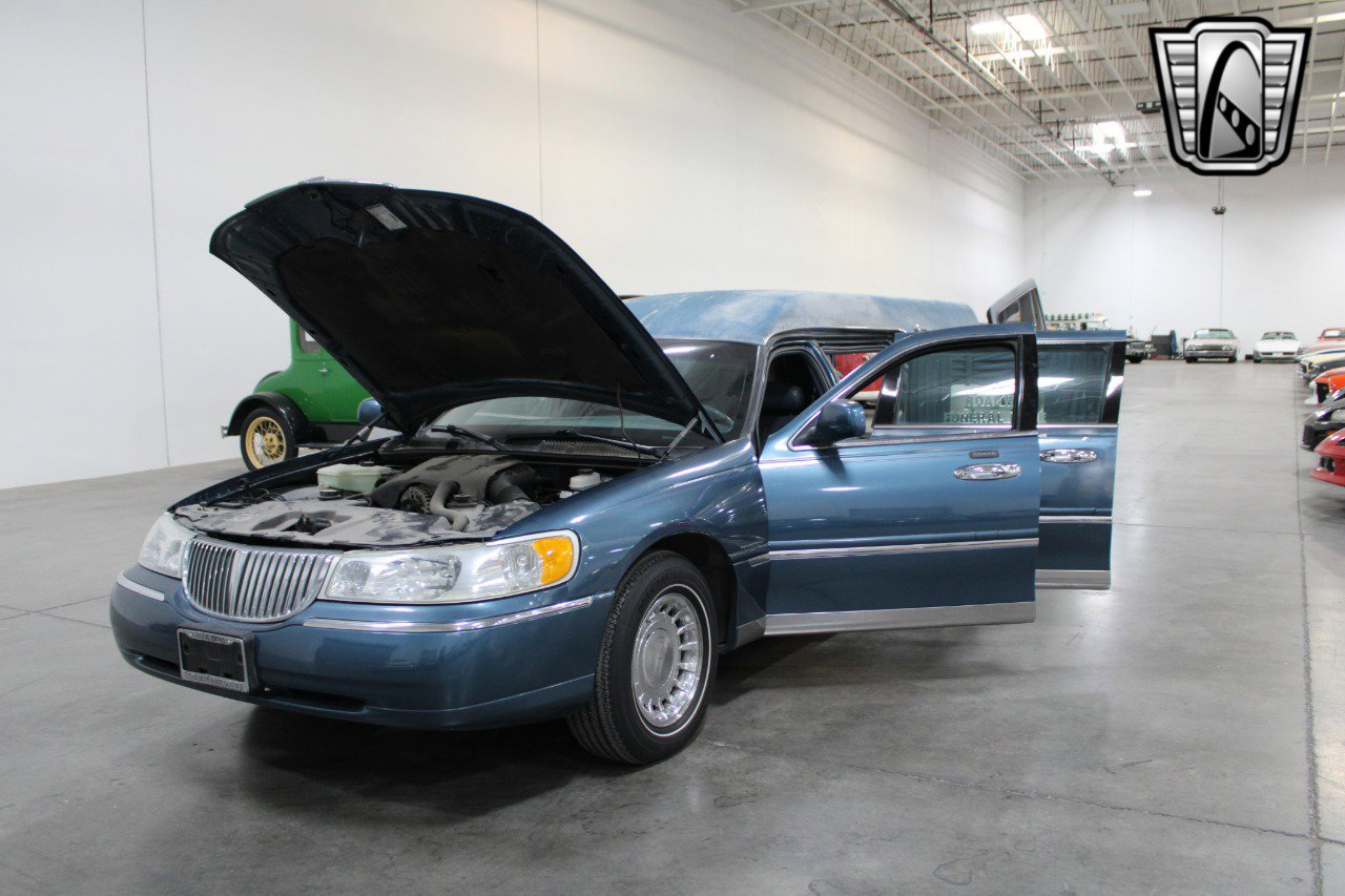 Used 2001 Lincoln Town Car Executive image 6