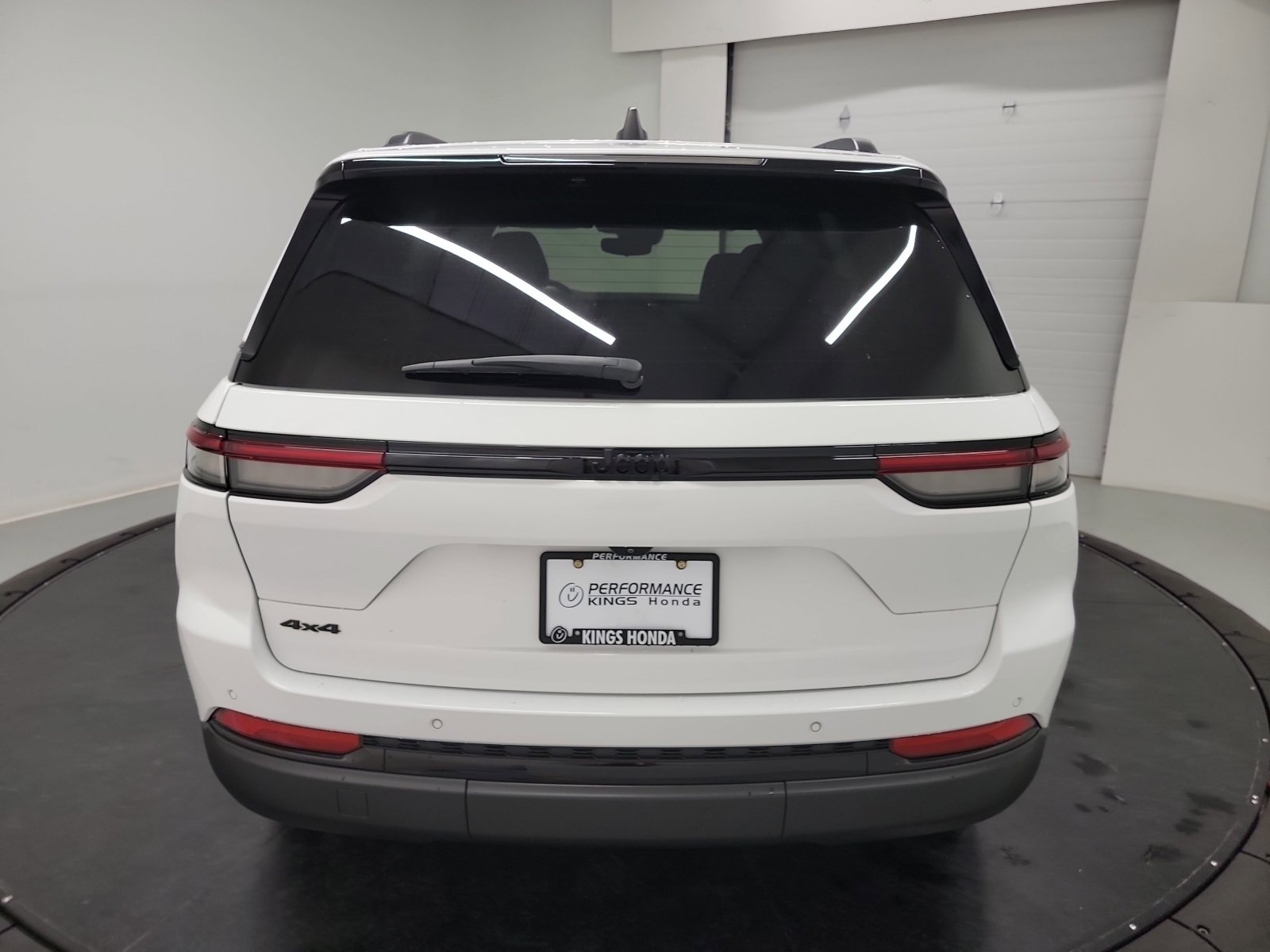 Used 2023 Jeep Grand Cherokee Altitude AWD/4WD image 8