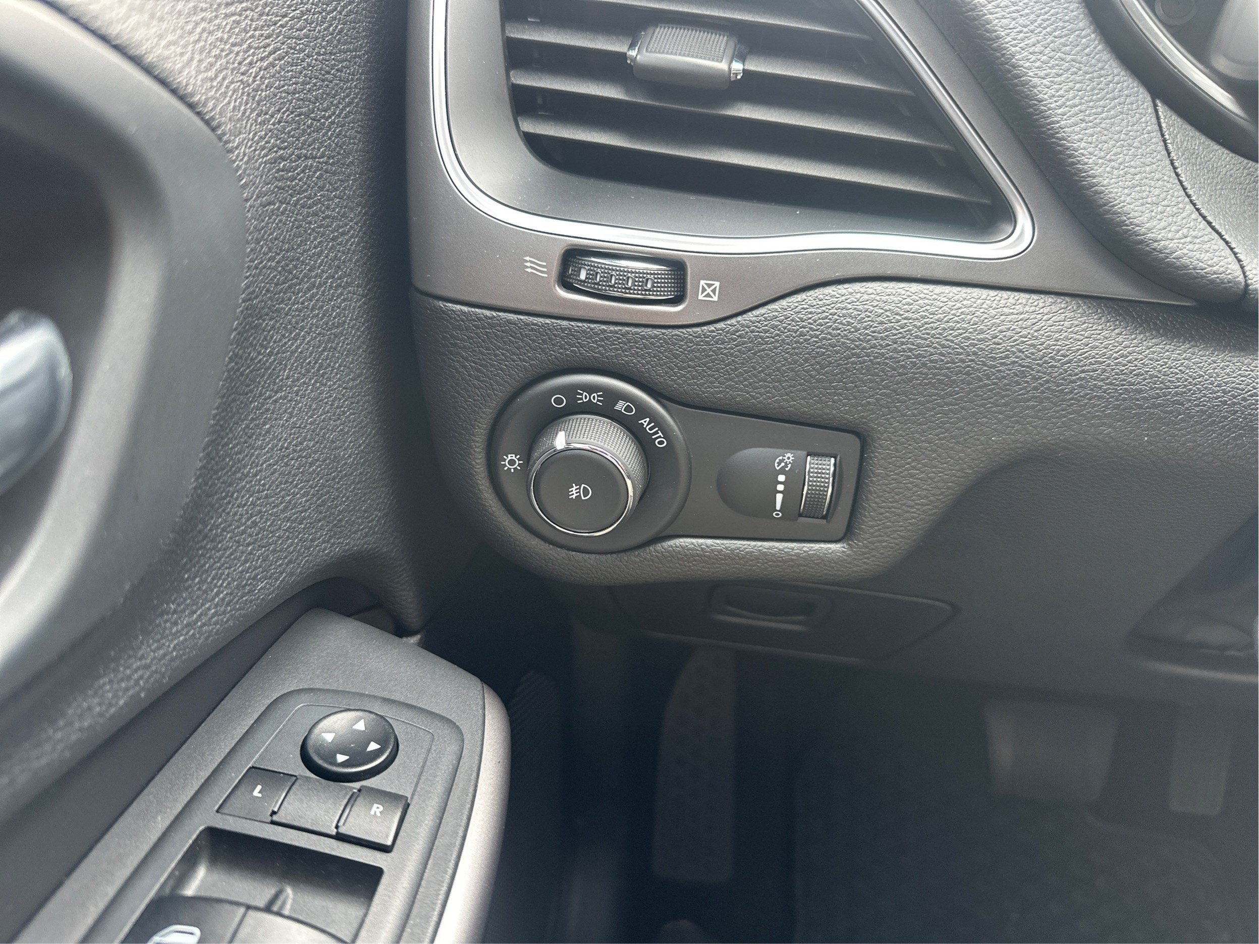 Used 2019 Jeep Cherokee Latitude w/ Cold Weather Group AWD/4WD image 19