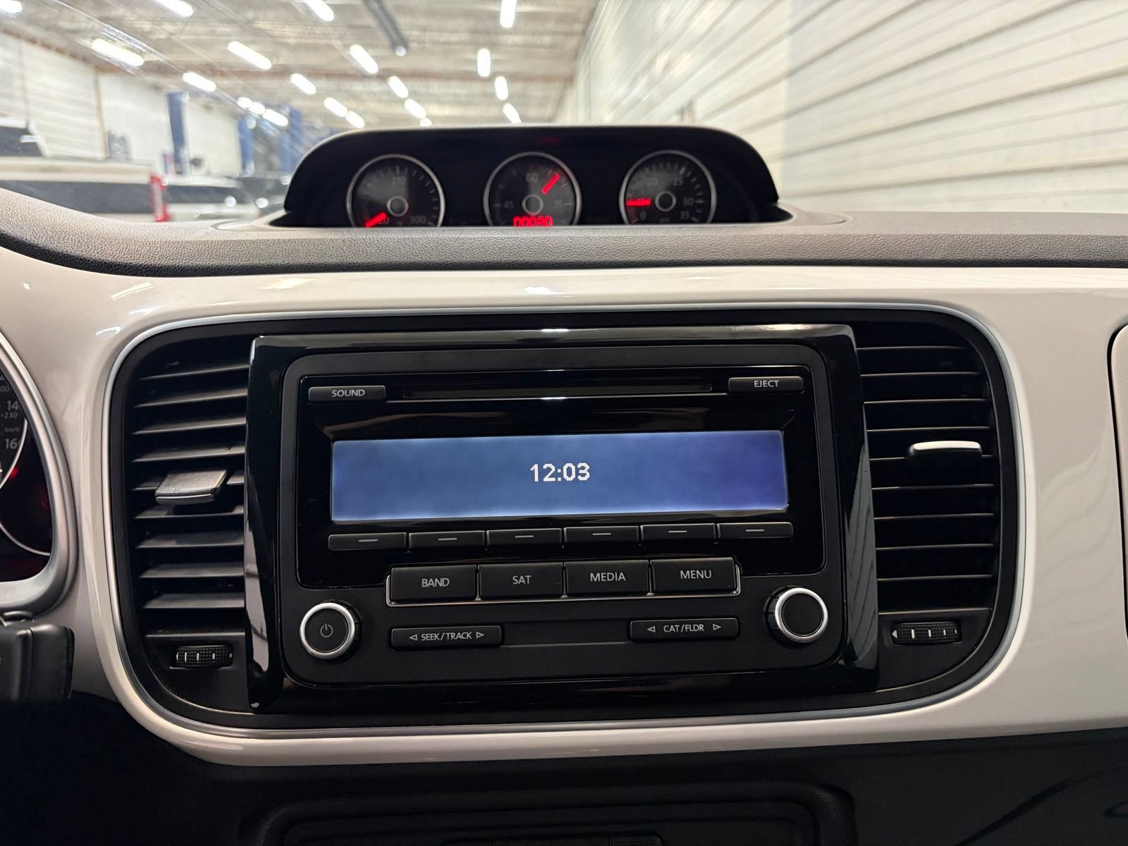 Used 2013 Volkswagen Beetle TDI FWD image 21
