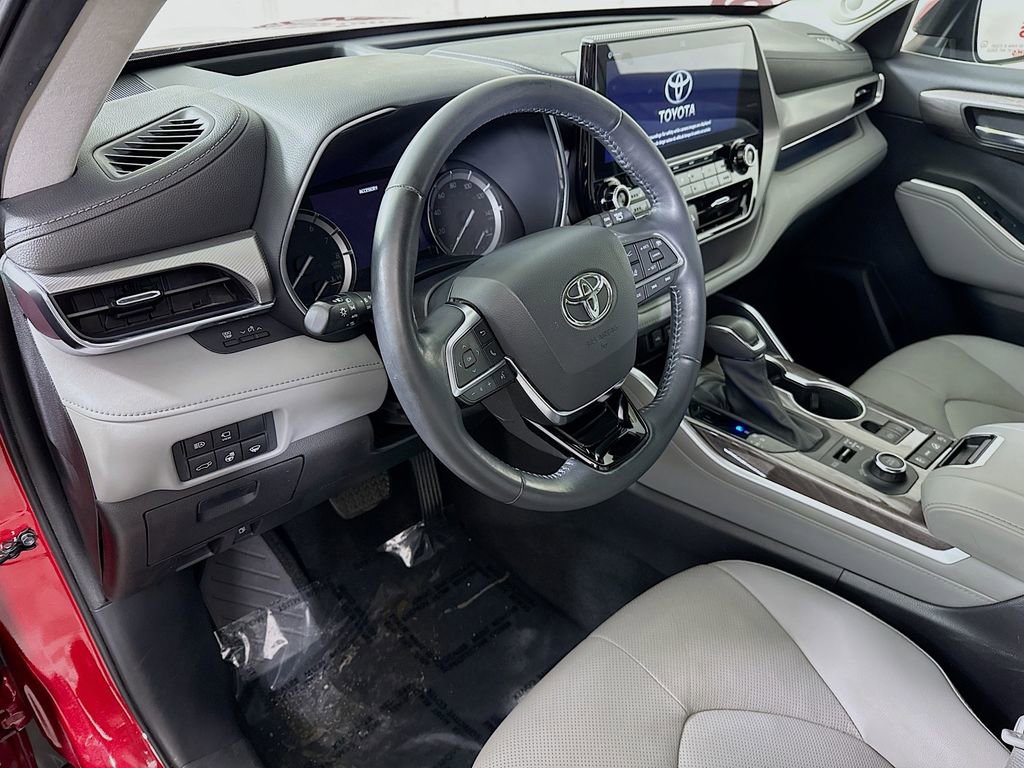 Used 2021 Toyota Highlander Platinum image 19