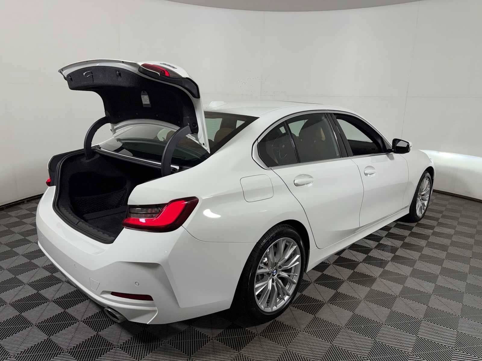 Used 2024 BMW 330i xDrive Sedan w/ Convenience Package AWD/4WD image 23
