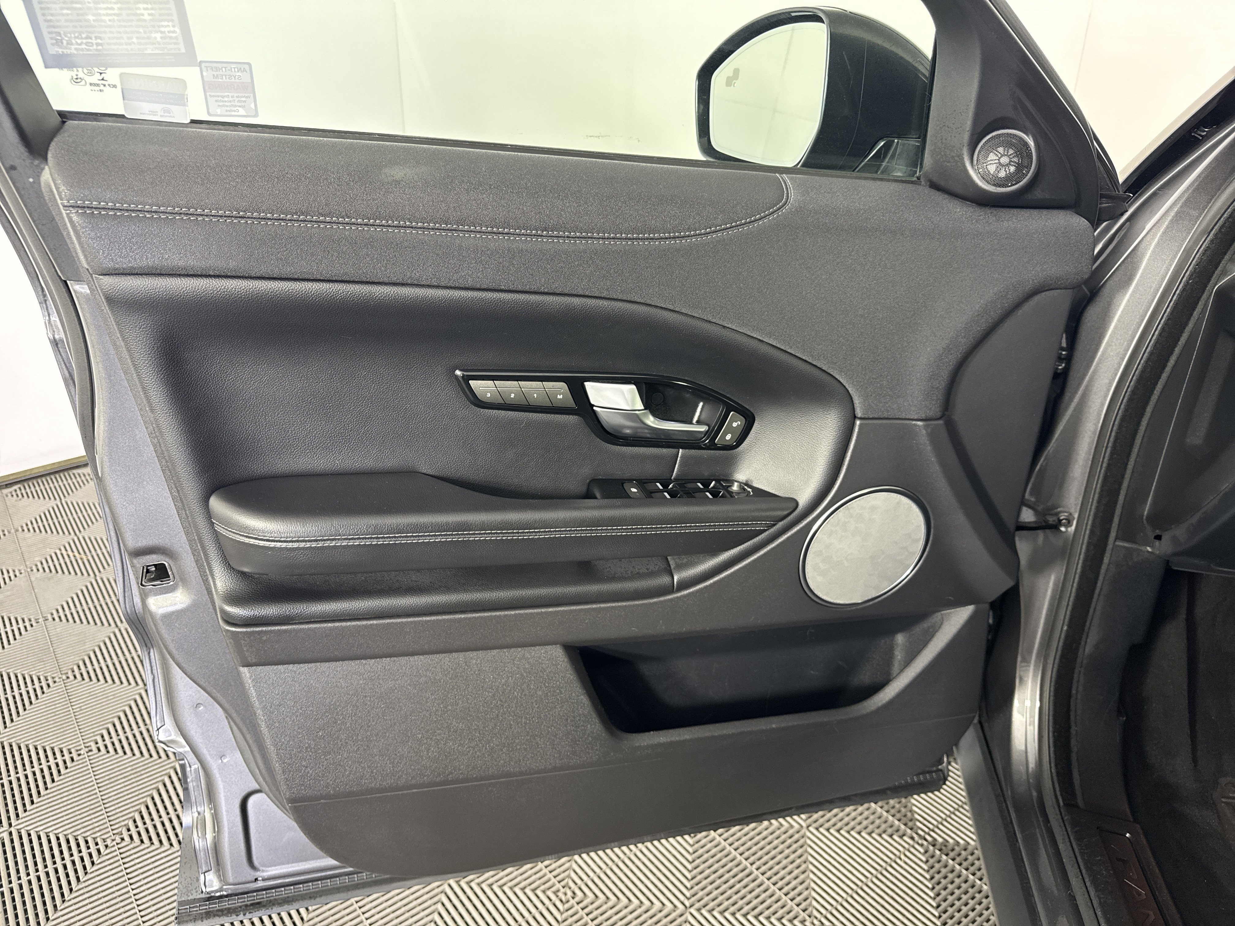 Used 2019 Land Rover Range Rover Evoque SE Premium AWD/4WD image 11