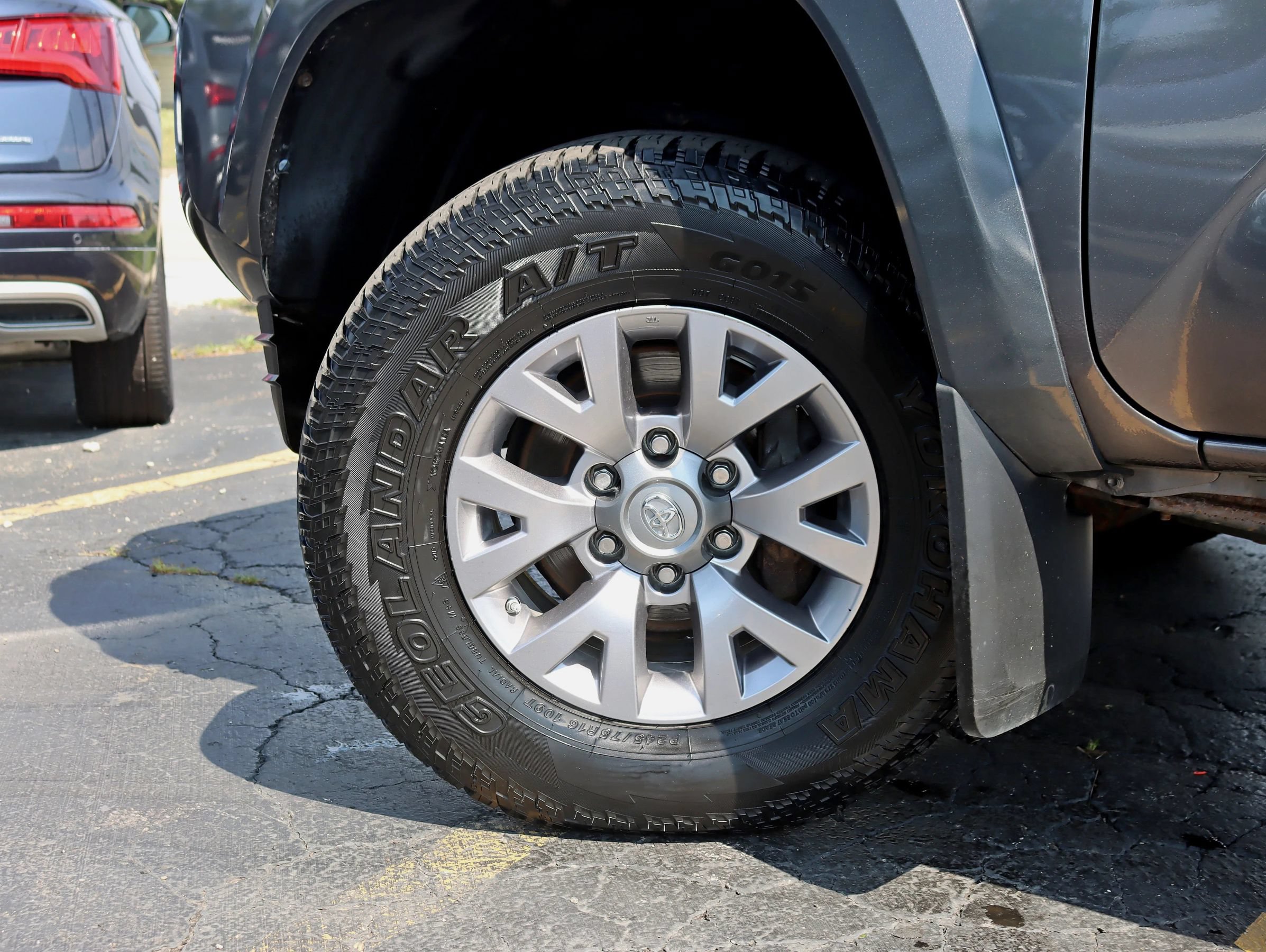 Used 2018 Toyota Tacoma SR5 AWD/4WD image 15