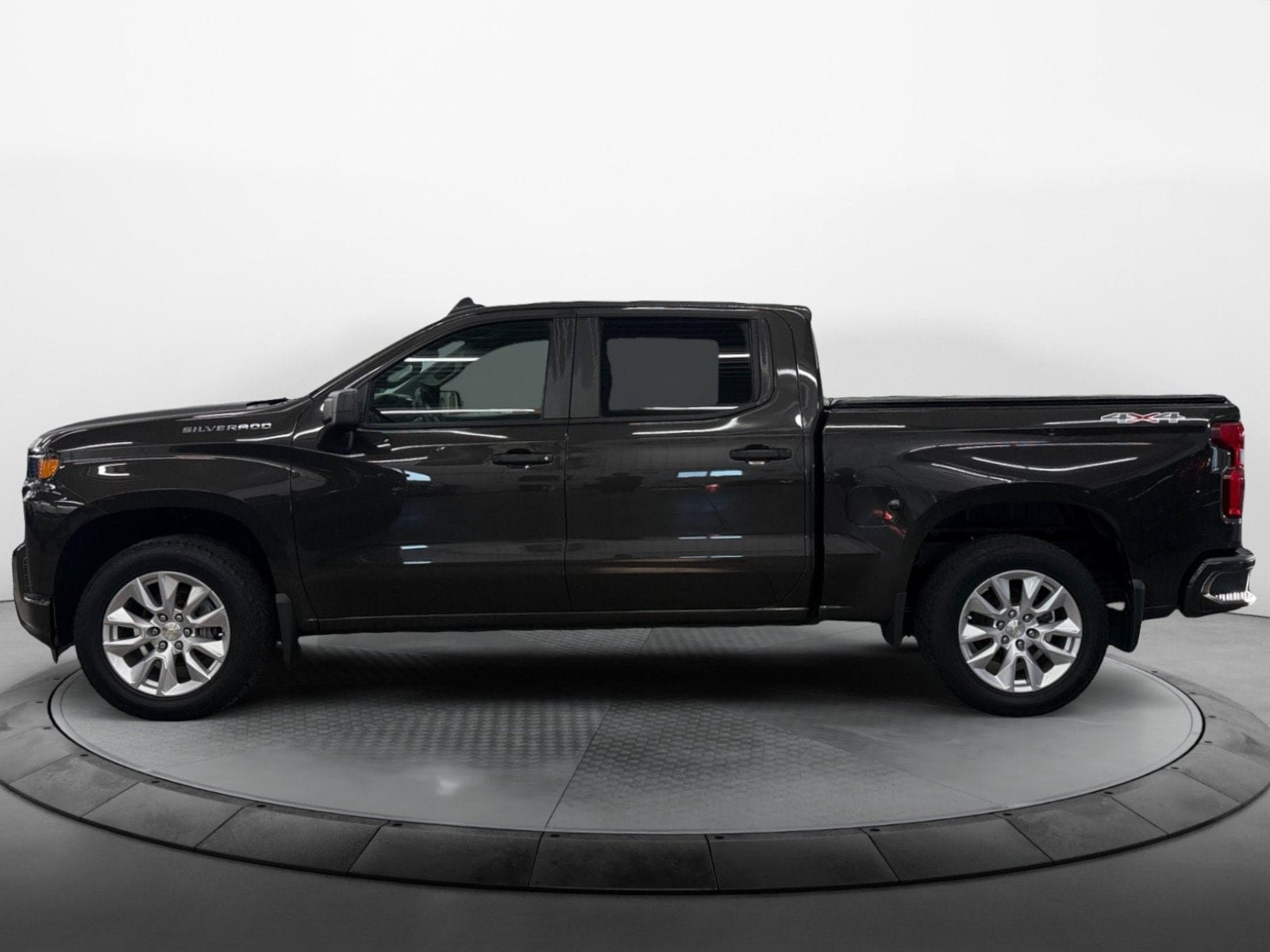 Used 2022 Chevrolet Silverado 1500 Custom w/ Safety Confidence Package AWD/4WD image 3