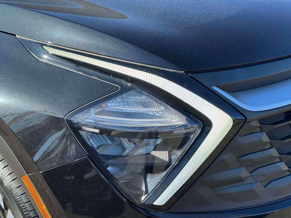 Used 2023 Kia Sportage LX image 9