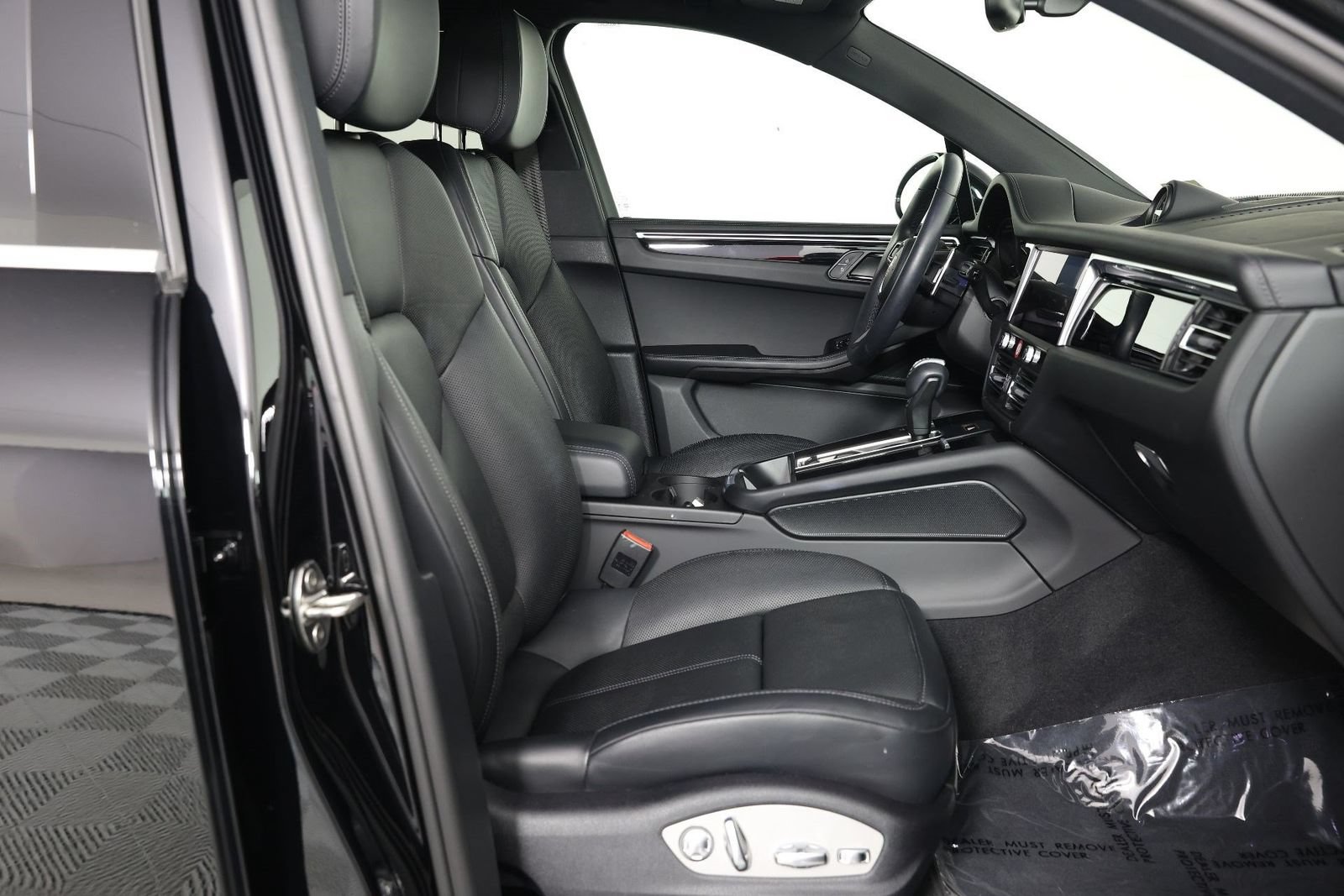 Certified 2023 Porsche Macan S AWD/4WD image 31