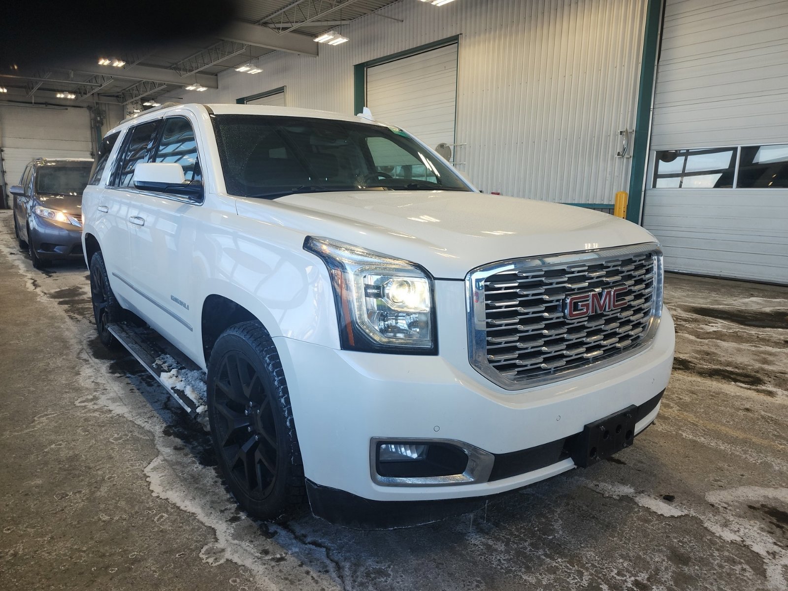 Used 2018 GMC Yukon Denali w/ Denali Ultimate Black Edition AWD/4WD image 6