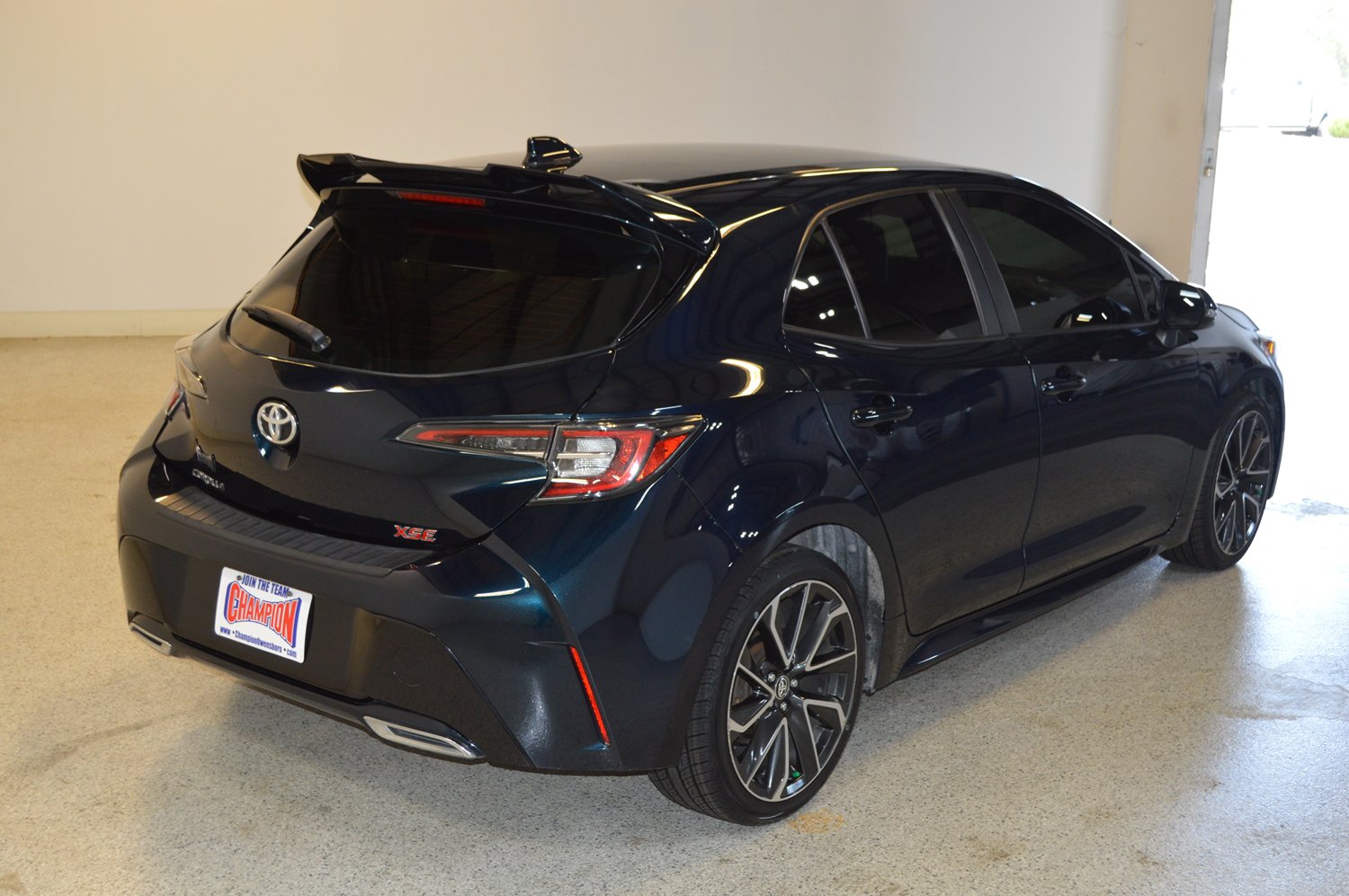 Used 2019 Toyota Corolla XSE FWD image 3