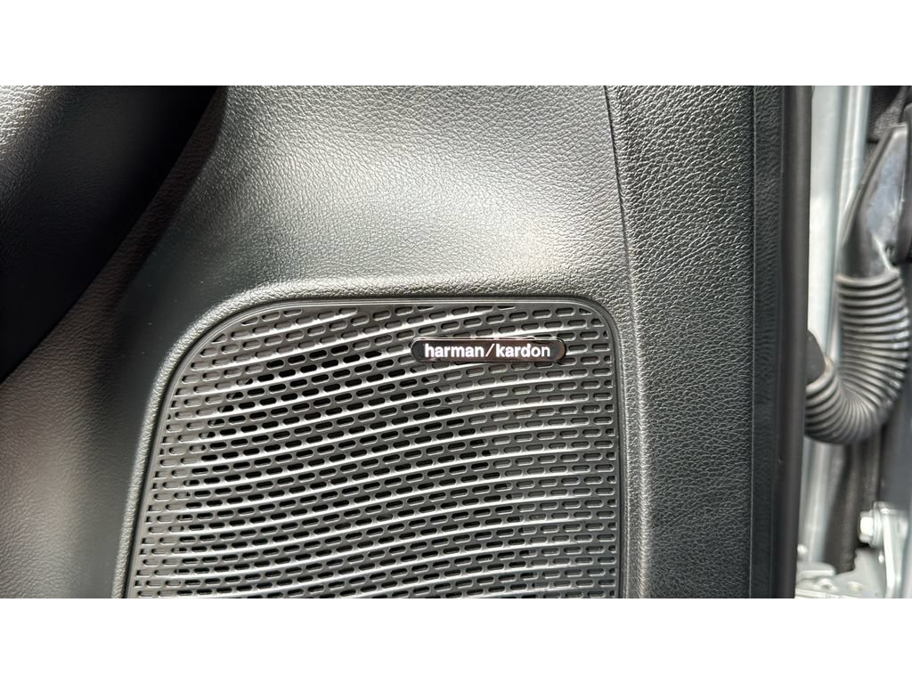 Used 2023 Chrysler Pacifica Limited w/ Uconnect Theater Family Group FWD image 11