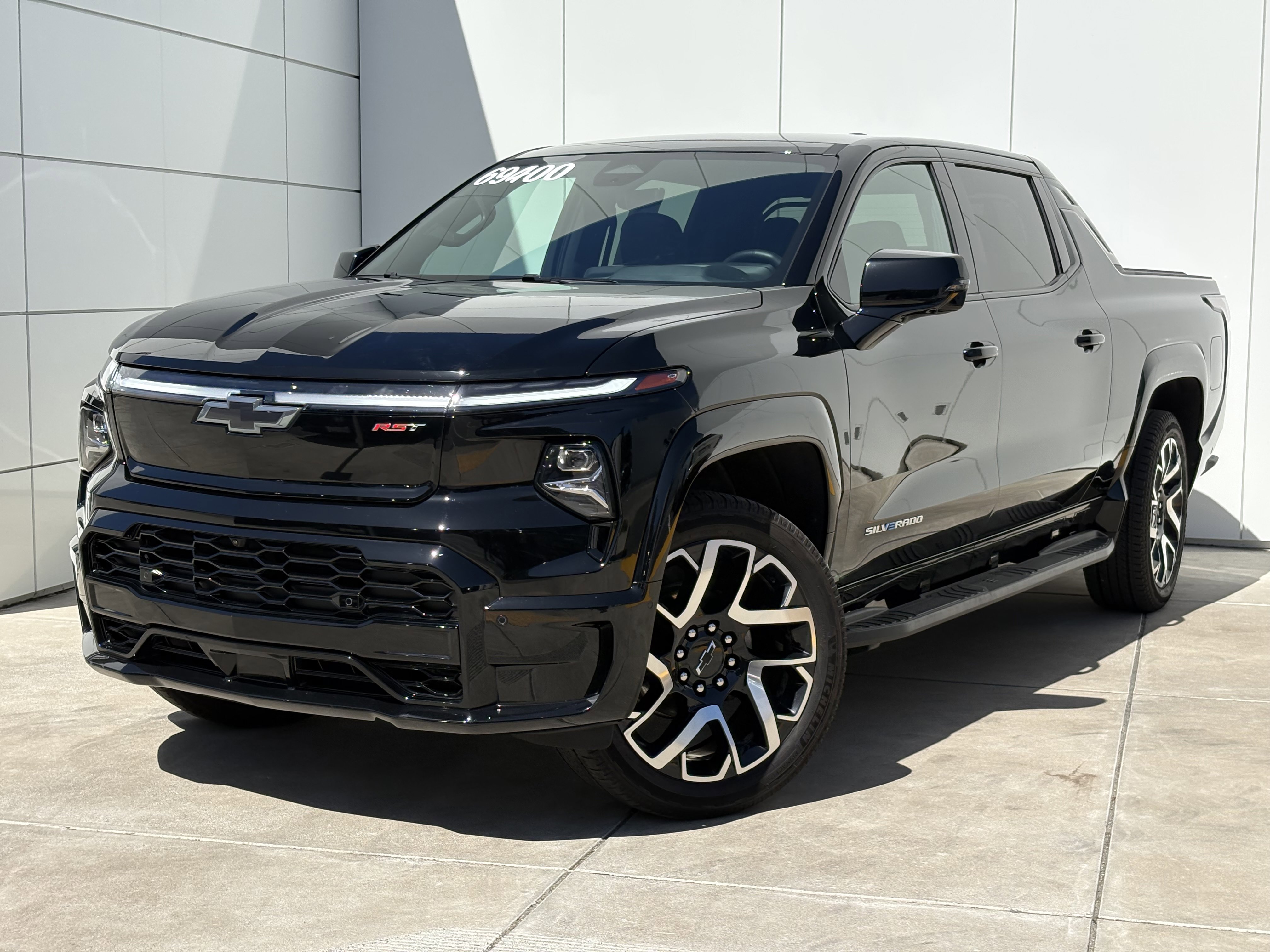 Used 2025 Chevrolet Silverado EV RST AWD/4WD image 2