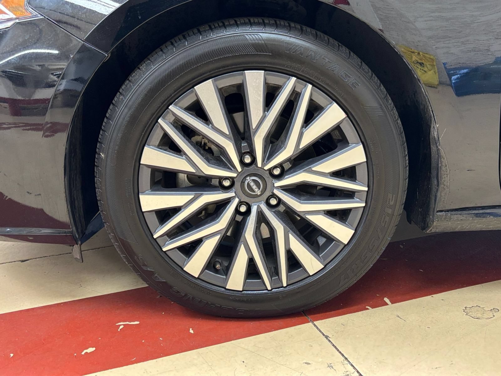Used 2025 Nissan Altima 2.5 SV FWD image 30