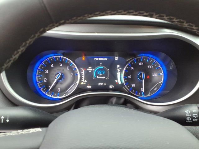 Used 2024 Chrysler Pacifica Touring-L image 9