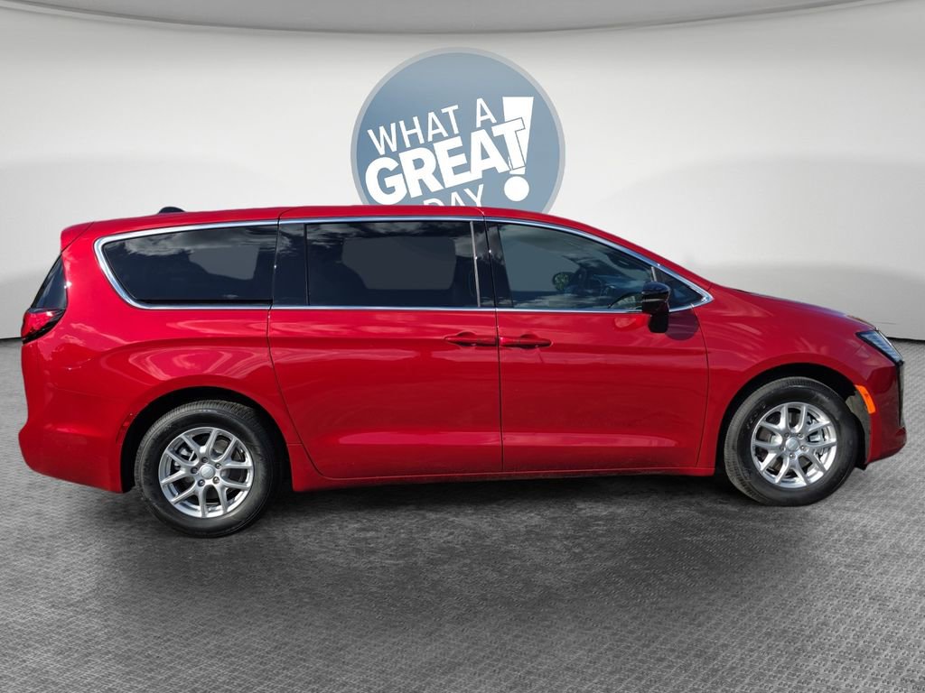 New 2027 Chrysler Pacifica Select FWD image 2